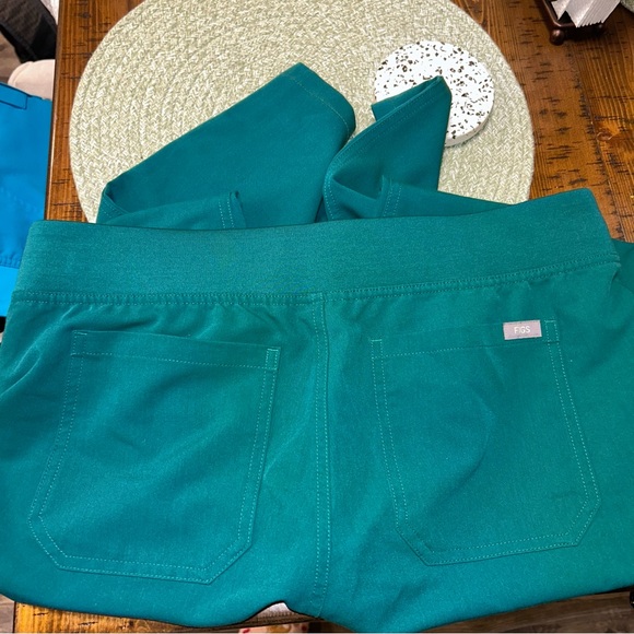 FIGS - High Waisted Livingston Scrub Pants - Picture 4 of 5